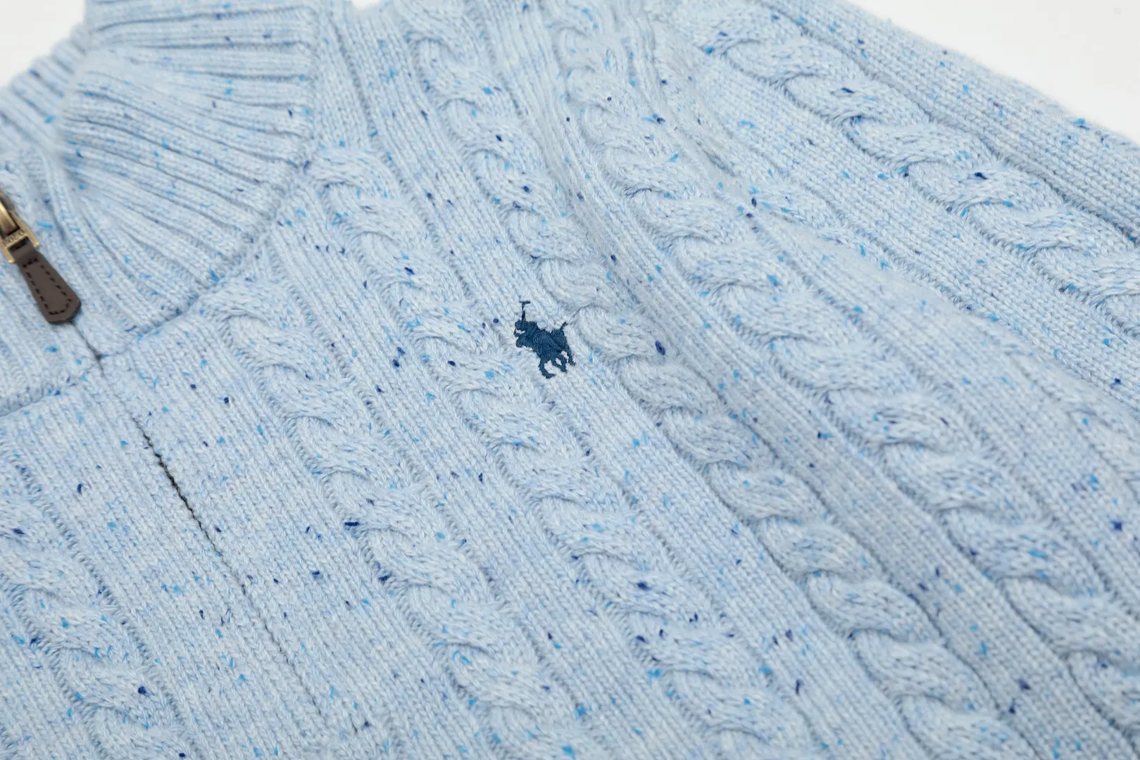 🅿️250 "Top quality" Style number: DS038# [Ralph Lauren wool blend pony embroidery logo twist knitted half-zip sweater] ✅Ralph Lauren gradient multi-color dot versatile couple's knitted half-zip pullover sweater ✅15% Merino cotton wool 85% wool blend Customized laser buttons Clean and clear texture ✅ZP quality 1:1 version Scan the code to enter the GF website Counter quality ✅Details and quality are the only one in Guangzhou. Imported quality wool, focusing on high-end, cost-effective. Needless to say good quality. ✅Restore the original version. The maximum size can be worn up to 160 pounds. Loose, comfortable and stress-free. ✅Zip down the lapel. Pull up the zipper to the half-high collar. Easy to wear with any style. Christmas red